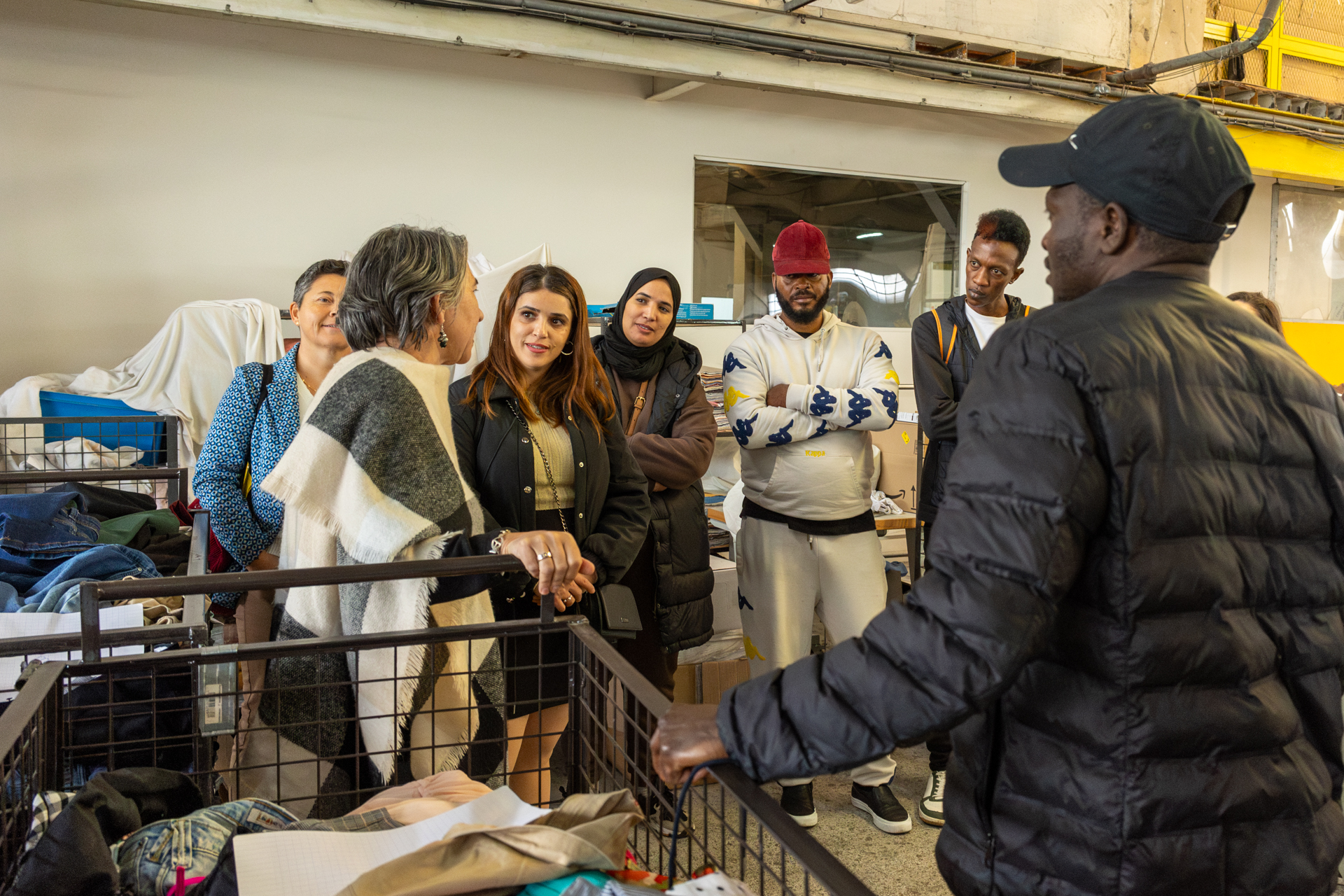 Dans le cadre de la semaine d'insertion organisée par le CPH de Tournan-en-Brie et le CHRS Nord, un petit groupe de bénéficiaires a passé l'après-midi chez TissEco Solidaire, une entreprise spécialisée dans le recyclage textile et partenaire d’Empreintes pour l’insertion professionnelle des personnes que nous accompagnons.